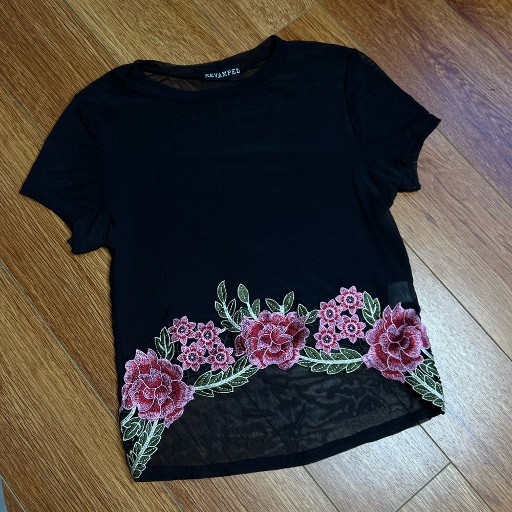 Black cropped mesh shirt with flower details